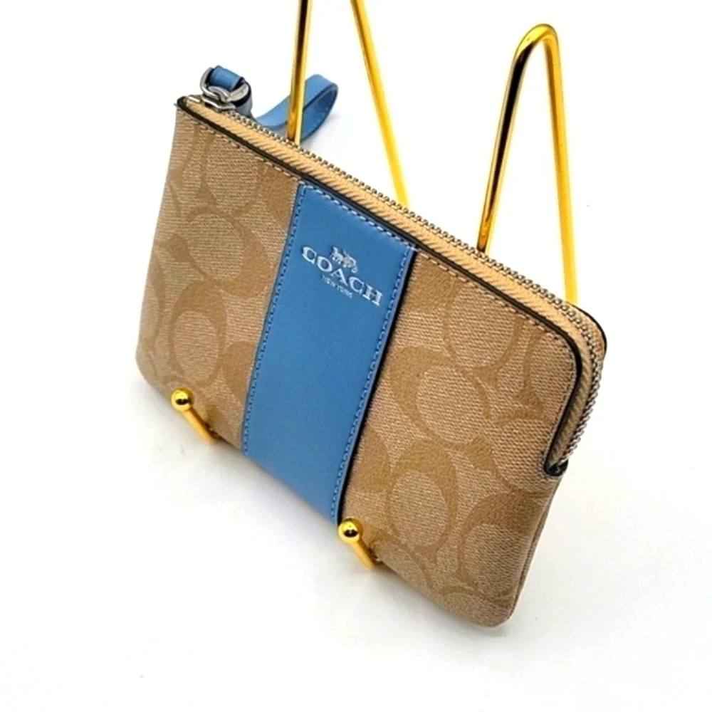 Coach wristlet nwot